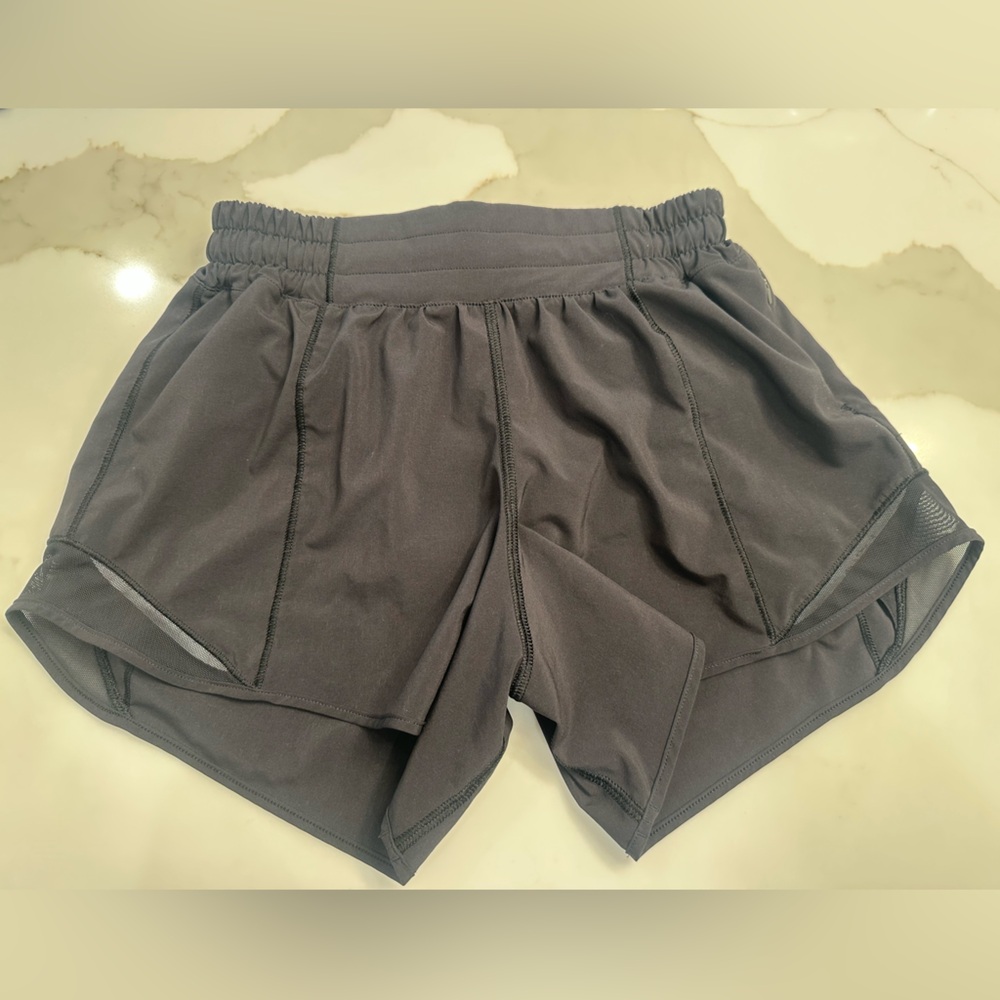 6” Lined Low Rise Hotty Hot Lululemon Short Size 4